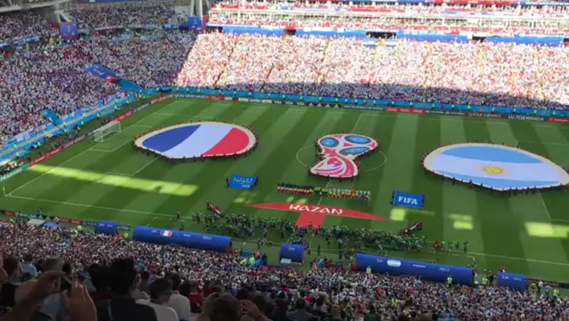 因此